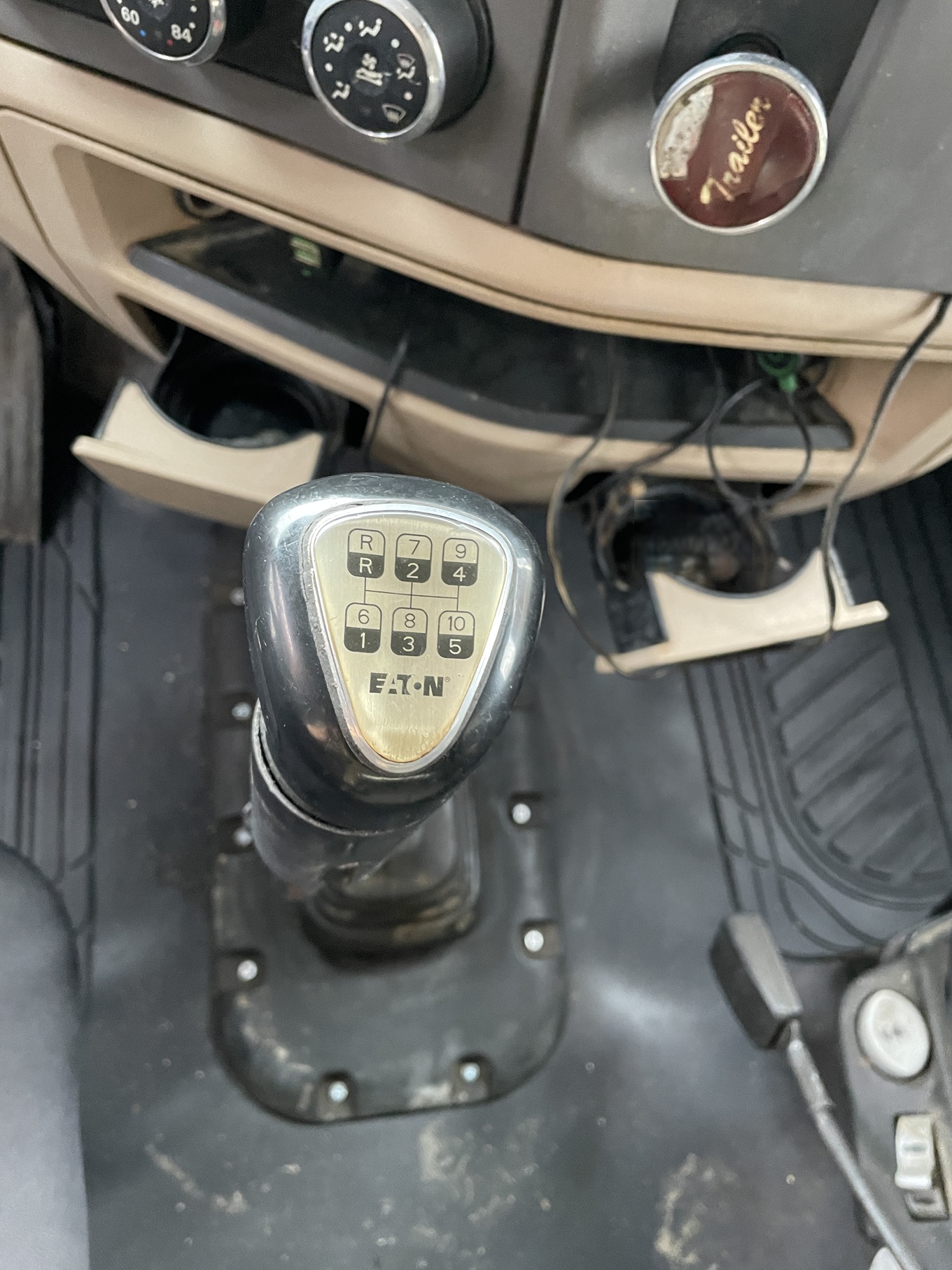 2015 PETERBILT 579 Sleeper - Image 13