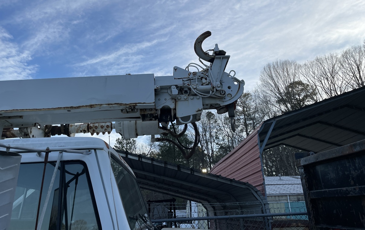 1990 INTERNATIONAL 4900 Pittman Pole Cat Digger Derrick - Image 3