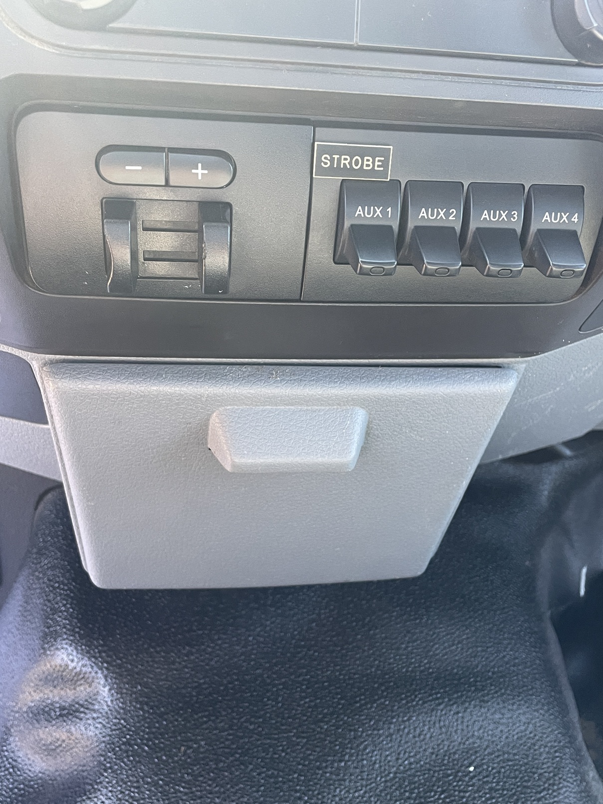 2013 FORD F550 Flatbed Liftgate - view 12 of 23