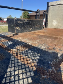 2013 FORD F550 Flatbed Liftgate - Image 16