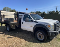 2013 FORD F550 Flatbed Liftgate - Image 3