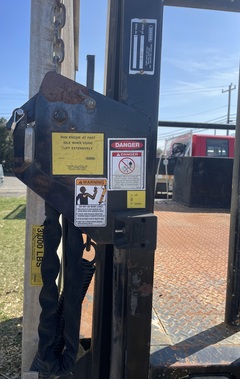 2013 FORD F550 Flatbed Liftgate - Image 21