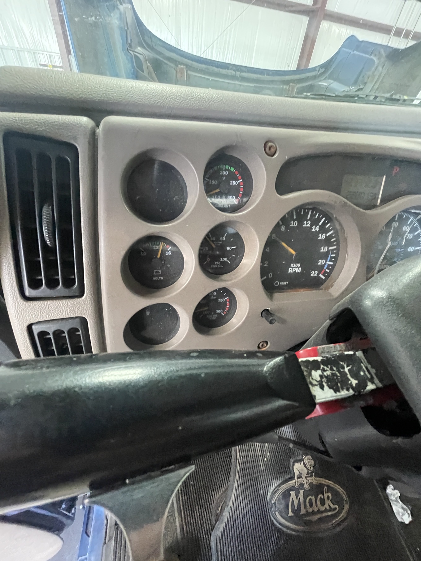 2006 MACK CL733 - Image 24