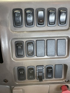 2006 MACK CL733 - Image 27