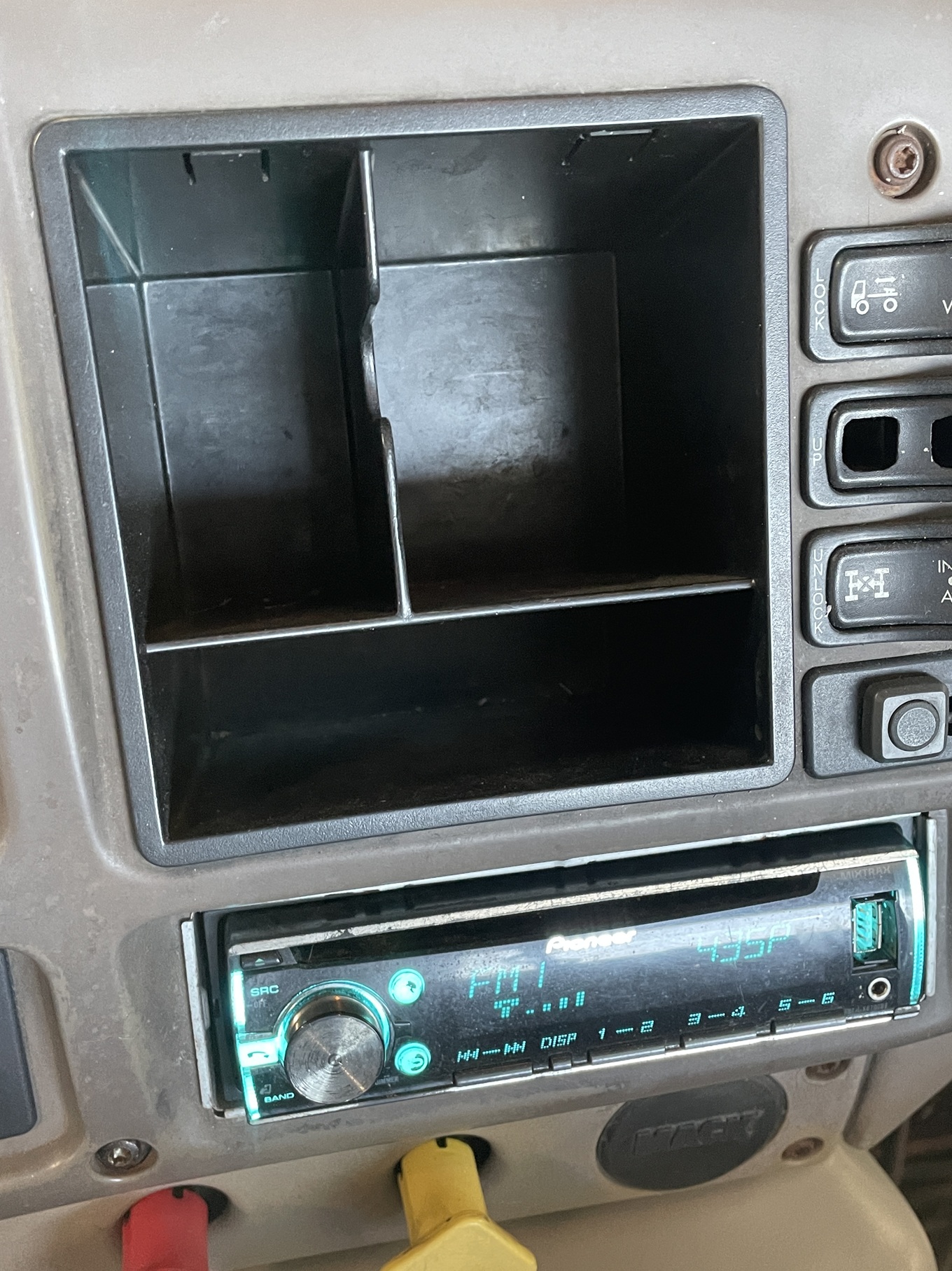 2006 MACK CL733 - Image 28