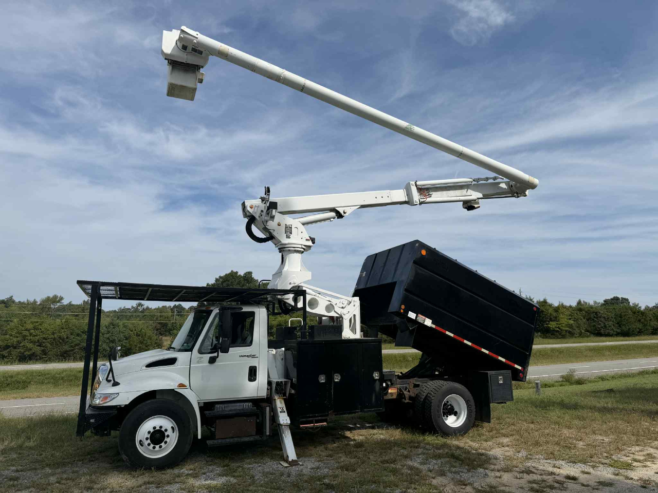 2011 INTERNATIONAL 4300 Chipper Dump