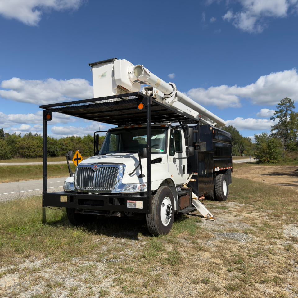 2011 INTERNATIONAL 4300 Chipper Dump - Image 3