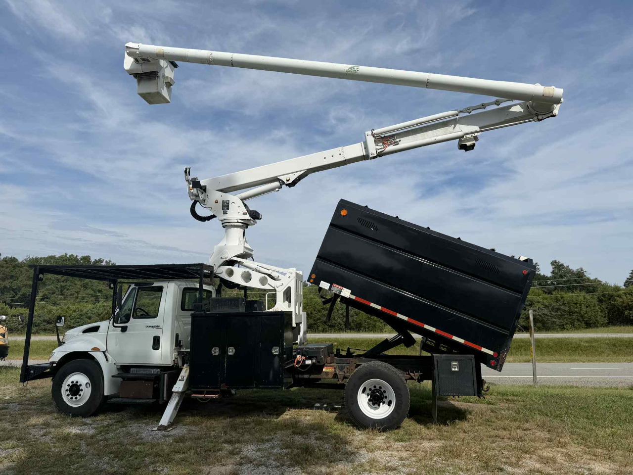 2011 INTERNATIONAL 4300 Chipper Dump - Image 10