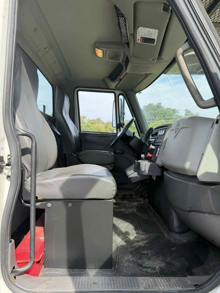 2011 INTERNATIONAL 4300 Chipper Dump - view 20 of 28