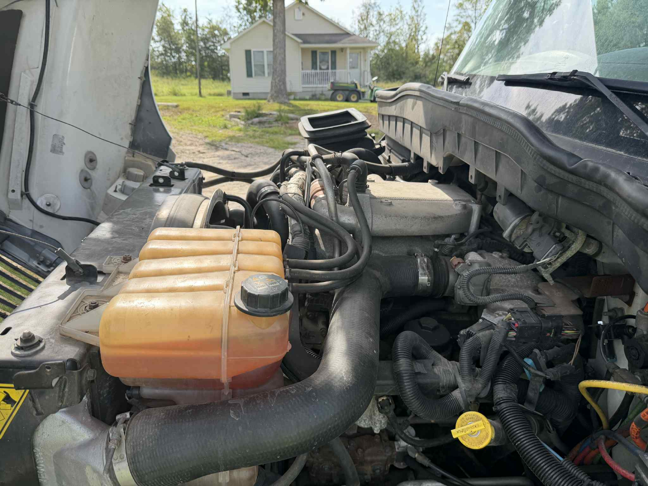 2011 INTERNATIONAL 4300 Chipper Dump - Image 23