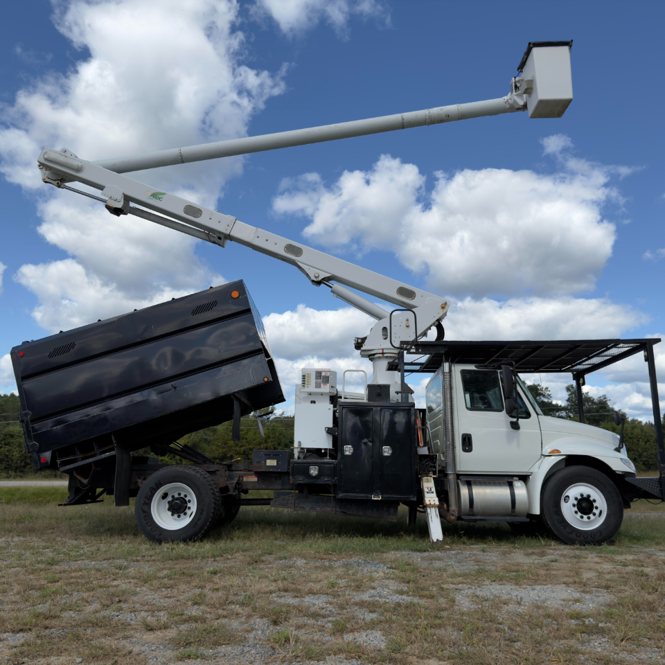 2011 INTERNATIONAL 4300 Chipper Dump - Image 12