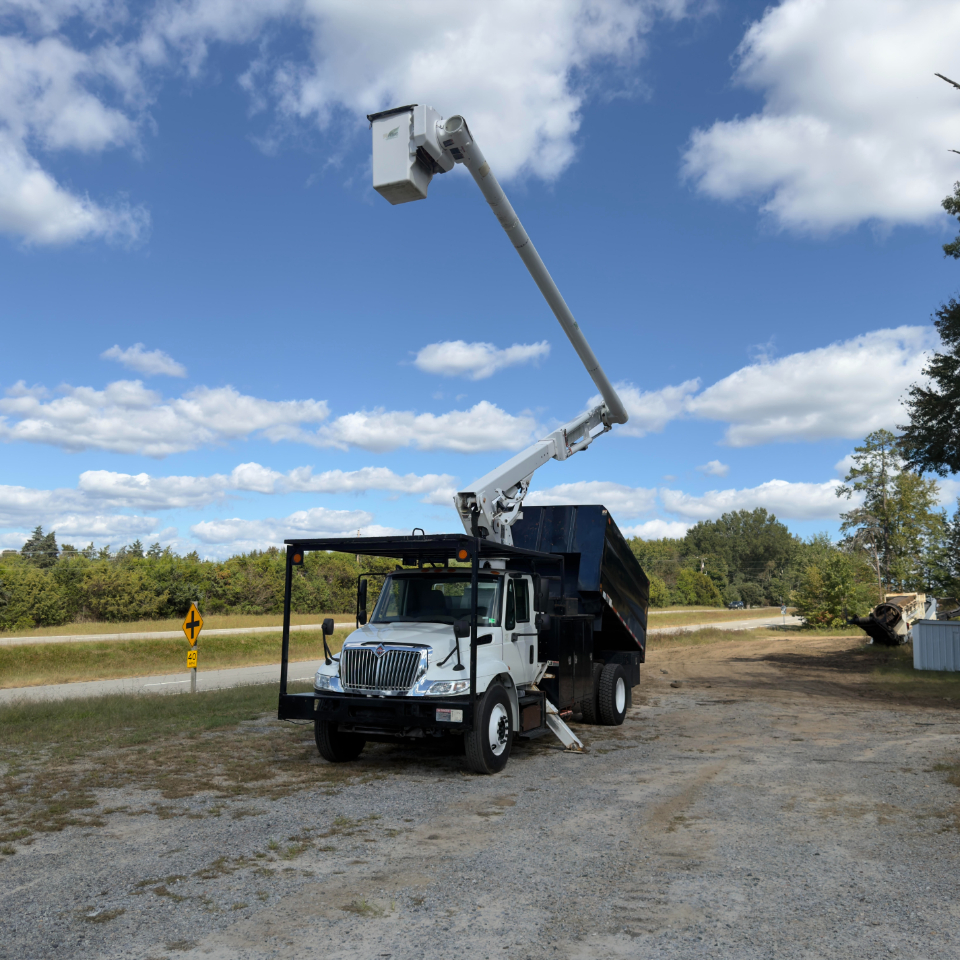 2011 INTERNATIONAL 4300 Chipper Dump - Image 13
