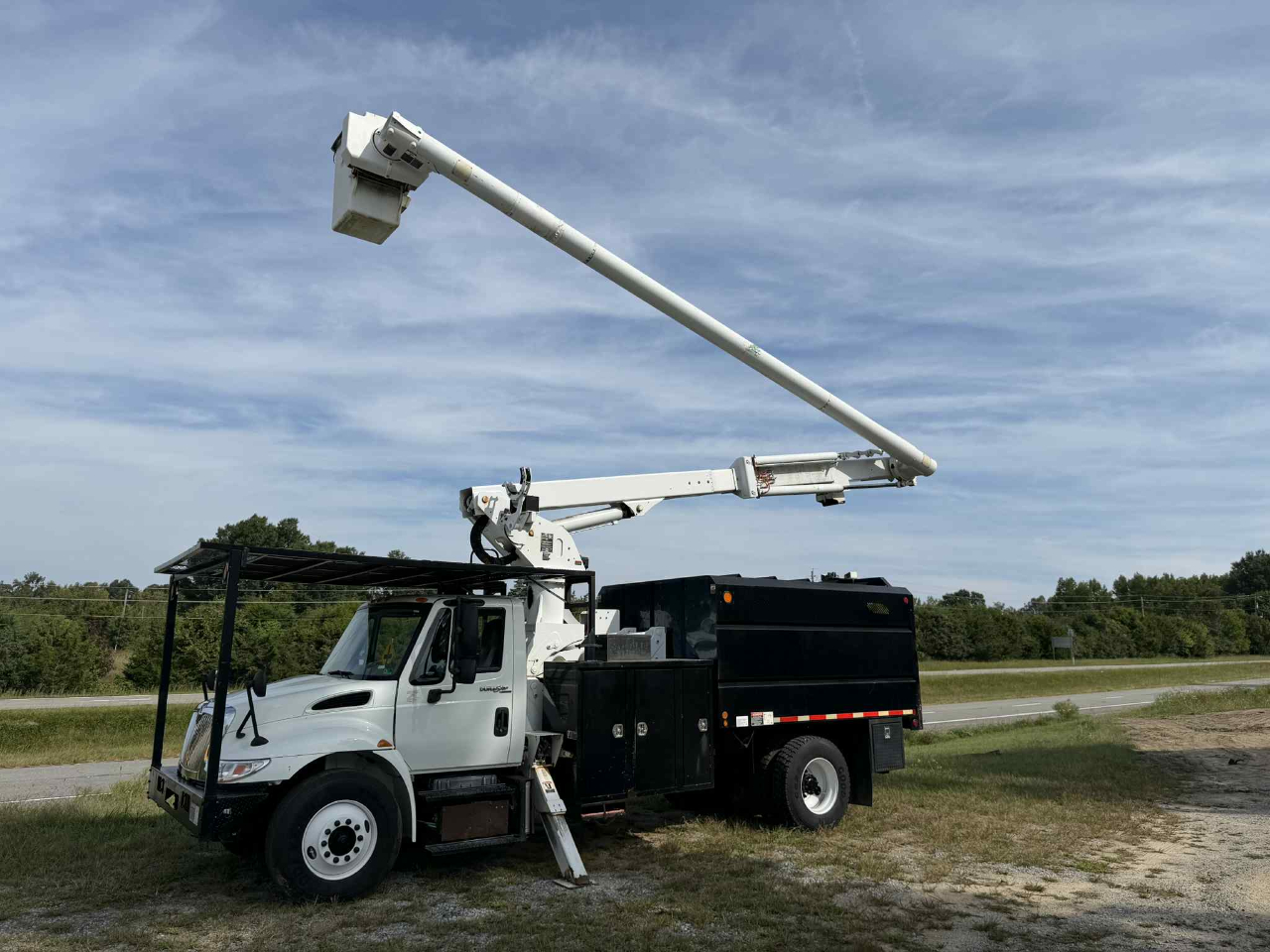 2011 INTERNATIONAL 4300 Chipper Dump - Image 16