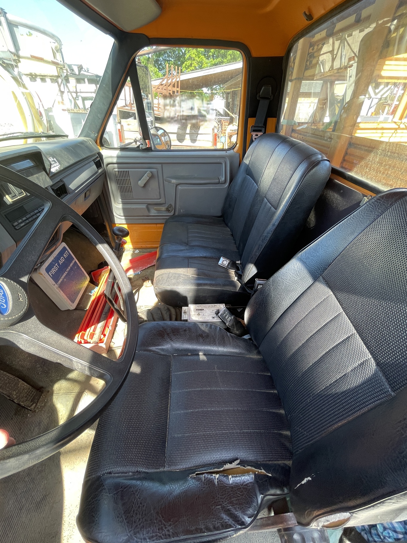1995 FORD F800 Attenuator Truck - view 11 of 21