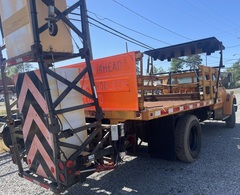 1995 FORD F800 Attenuator Truck - Image 3