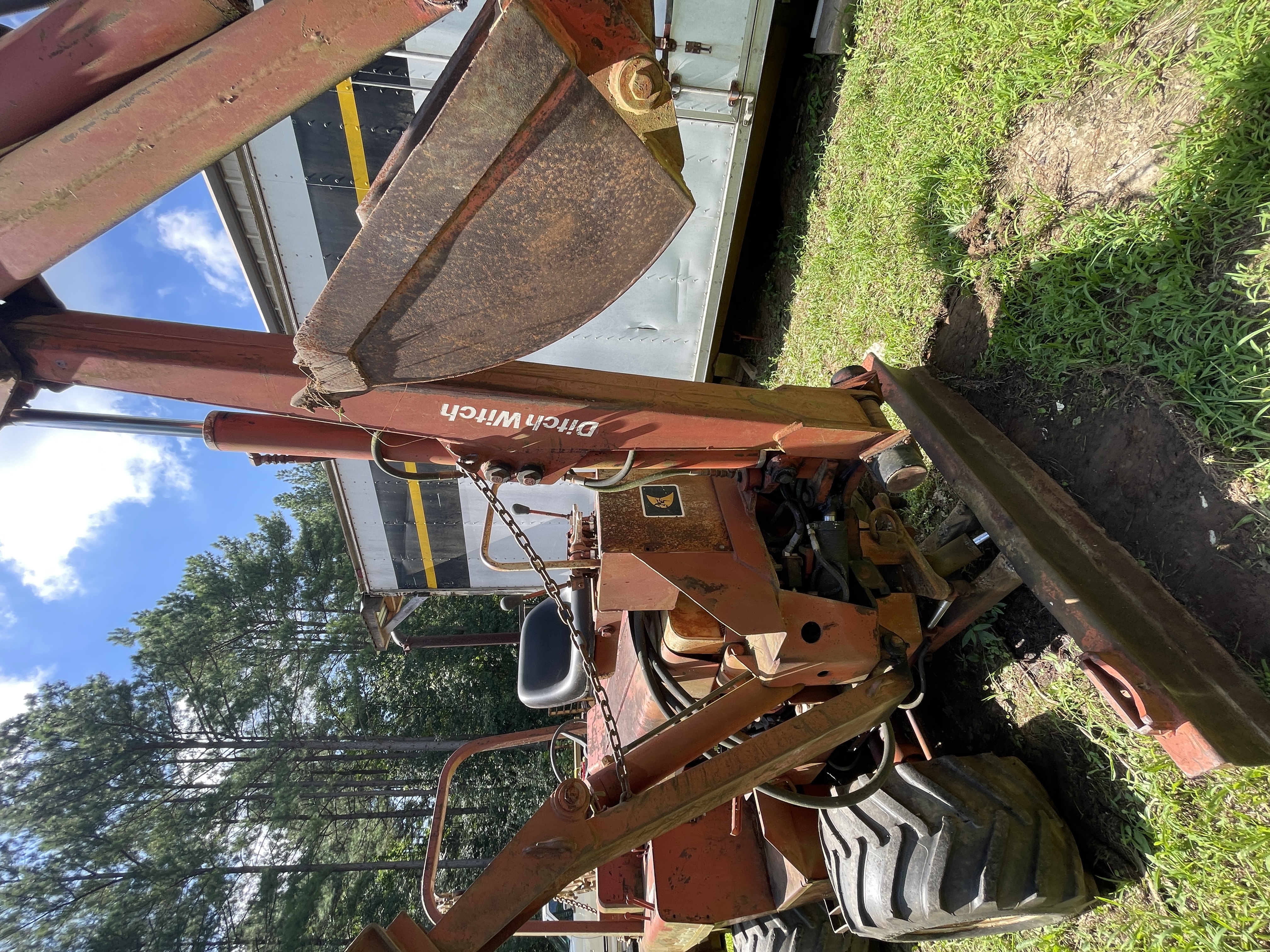 1998 DITCH WITCH 4010DD Trencher/ Backhoe - Image 7