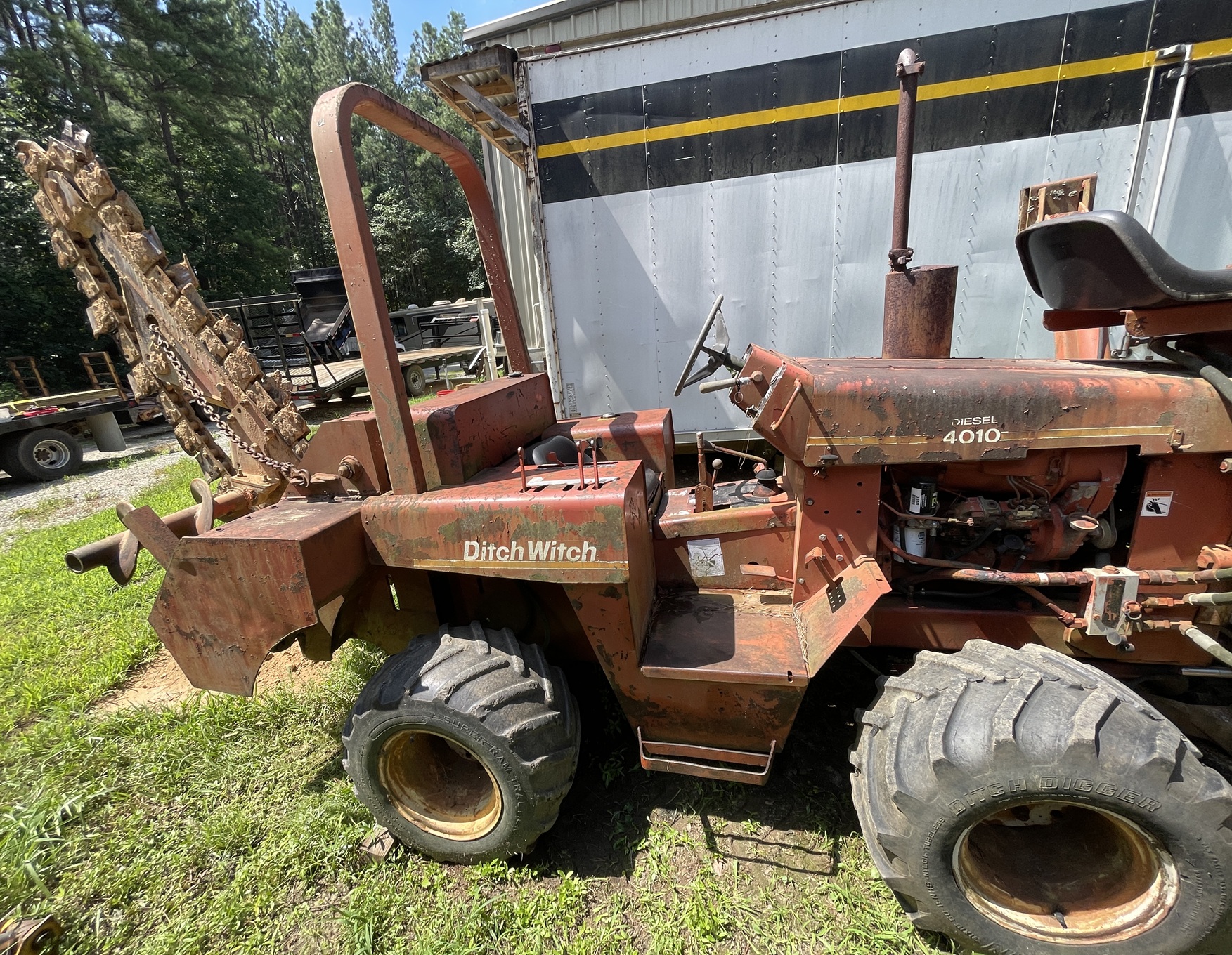 1998 DITCH WITCH 4010DD Trencher/ Backhoe - view 2 of 20