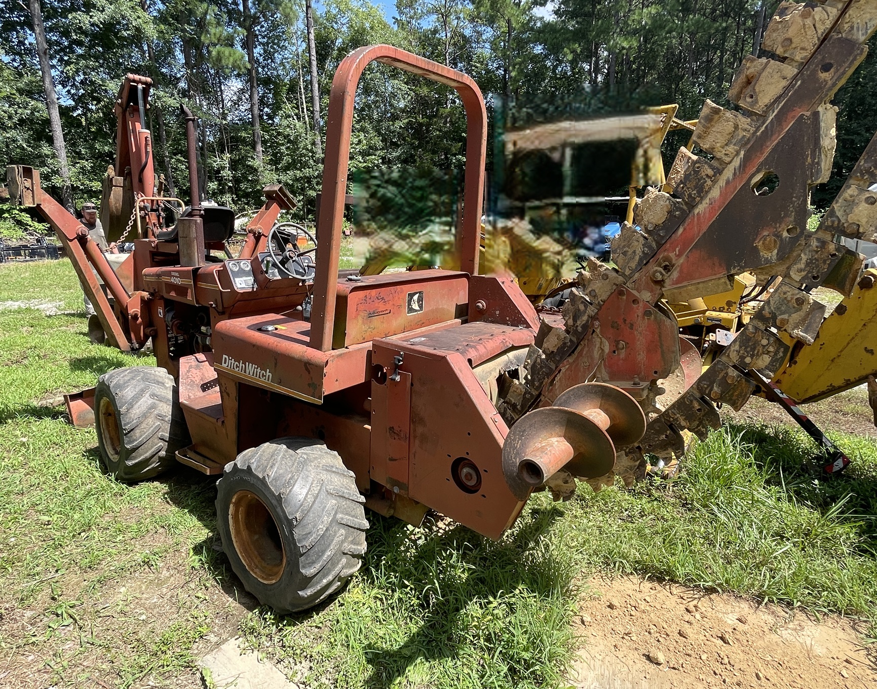 1998 DITCH WITCH 4010DD Trencher/ Backhoe - view 1 of 20
