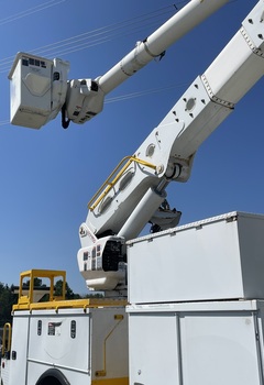 2013 INTERNATIONAL 4300 Utility Bucket - Image 12