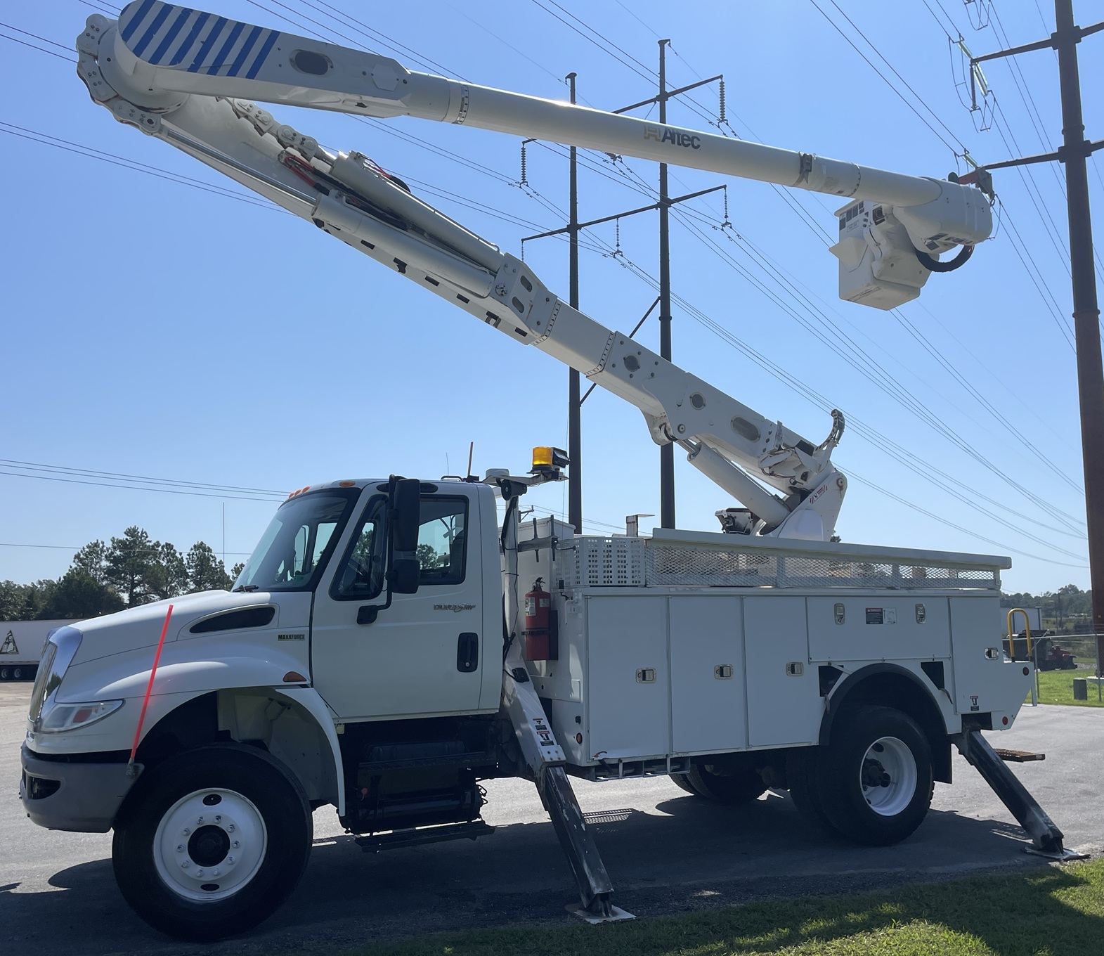 2013 INTERNATIONAL 4300 Utility Bucket - Image 11