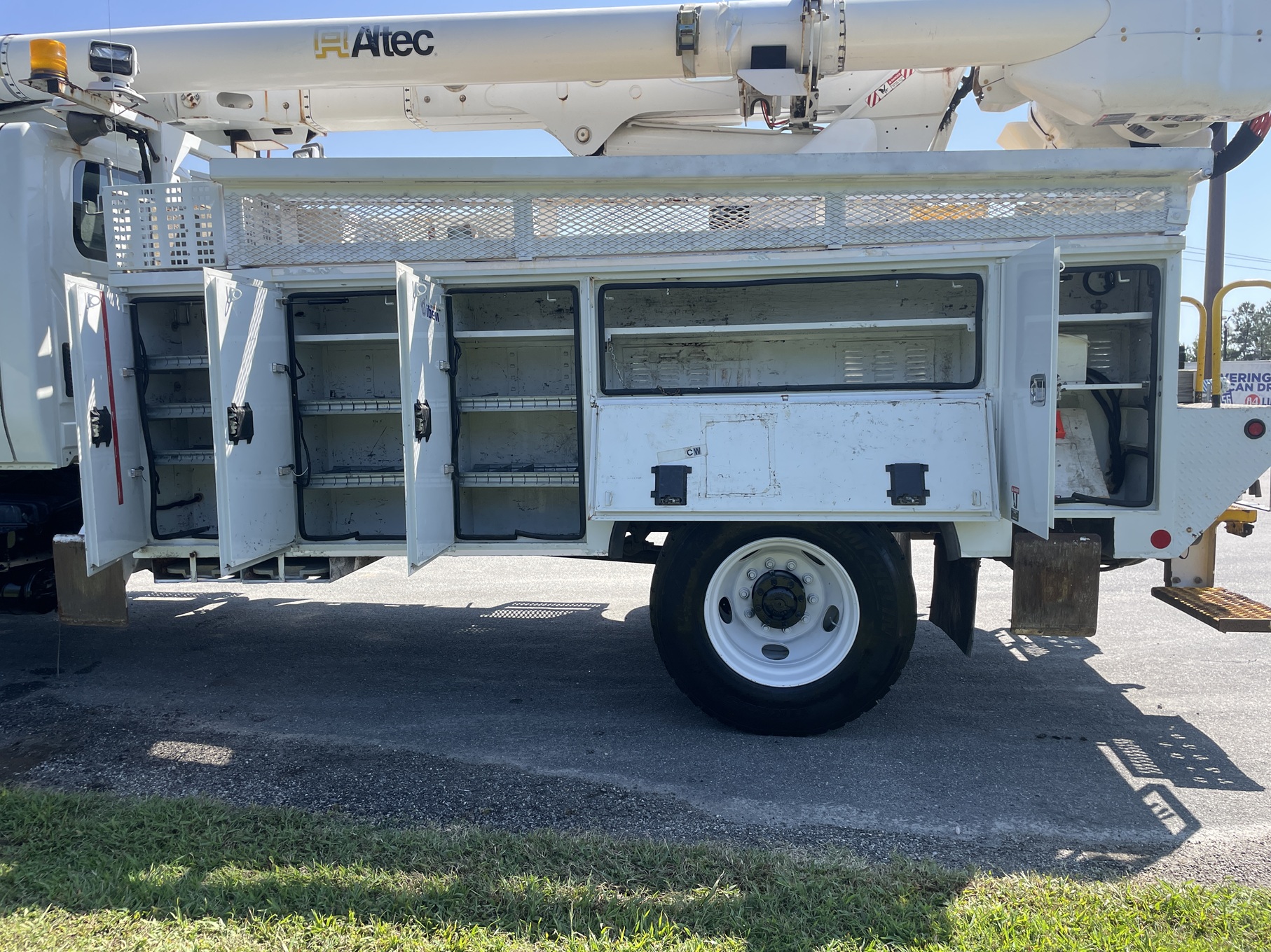 2013 INTERNATIONAL 4300 Utility Bucket - Image 13