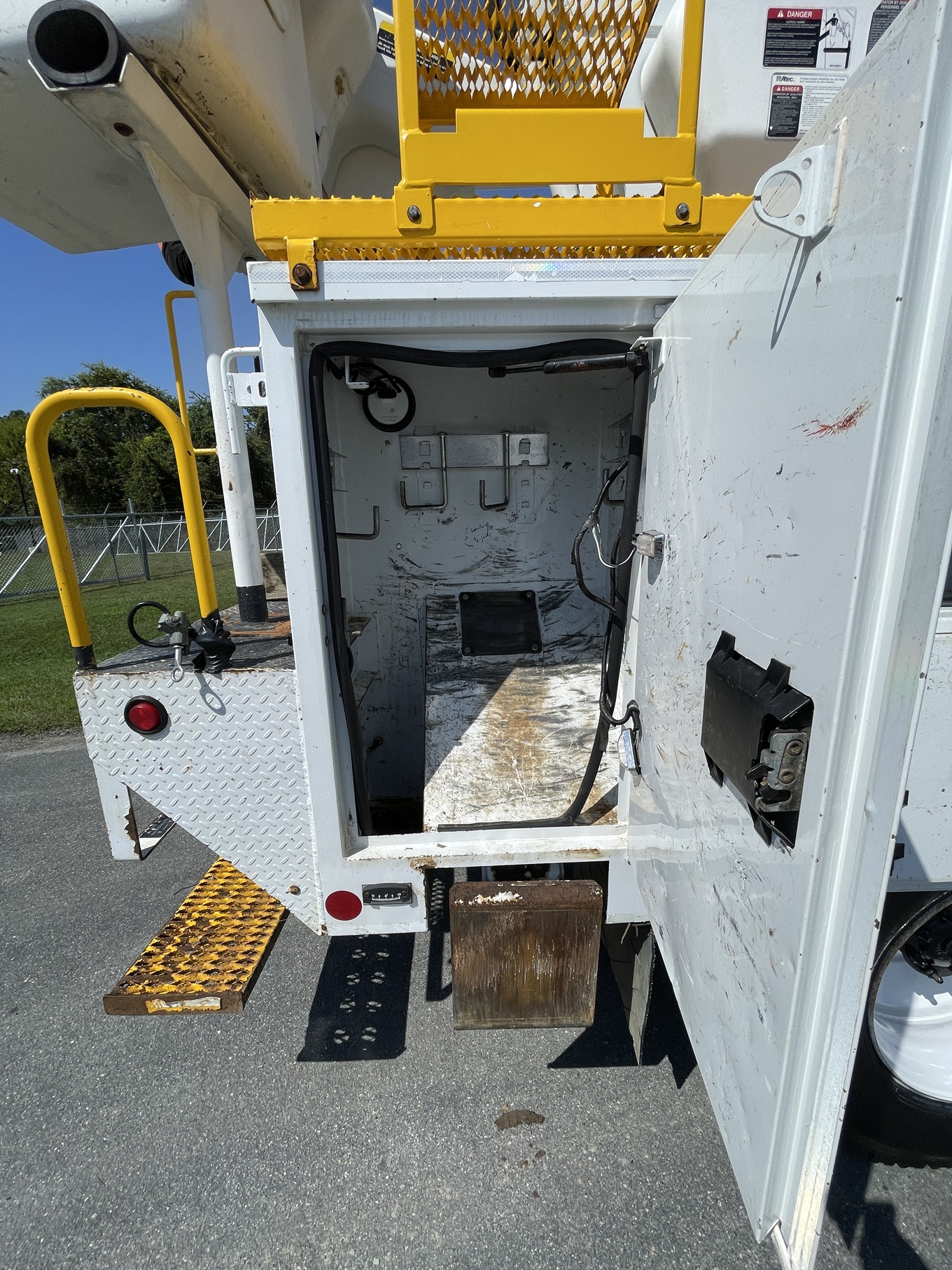 2013 INTERNATIONAL 4300 Utility Bucket - Image 37