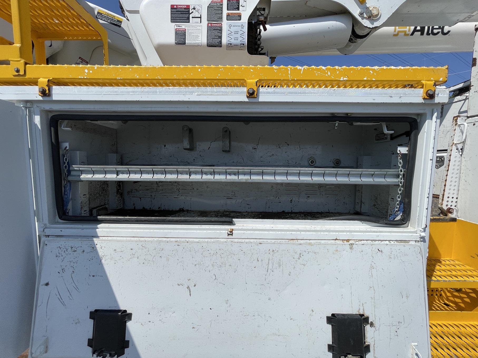 2013 INTERNATIONAL 4300 Utility Bucket - Image 36