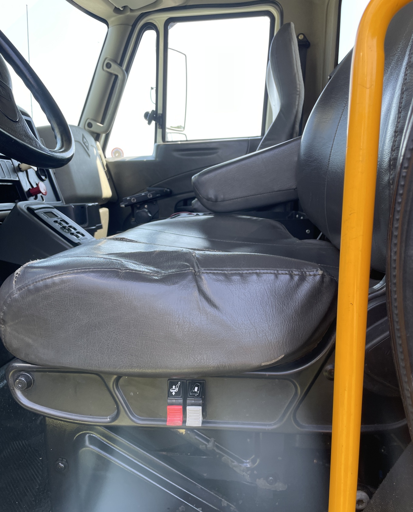 2013 INTERNATIONAL 4300 Utility Bucket - Image 17