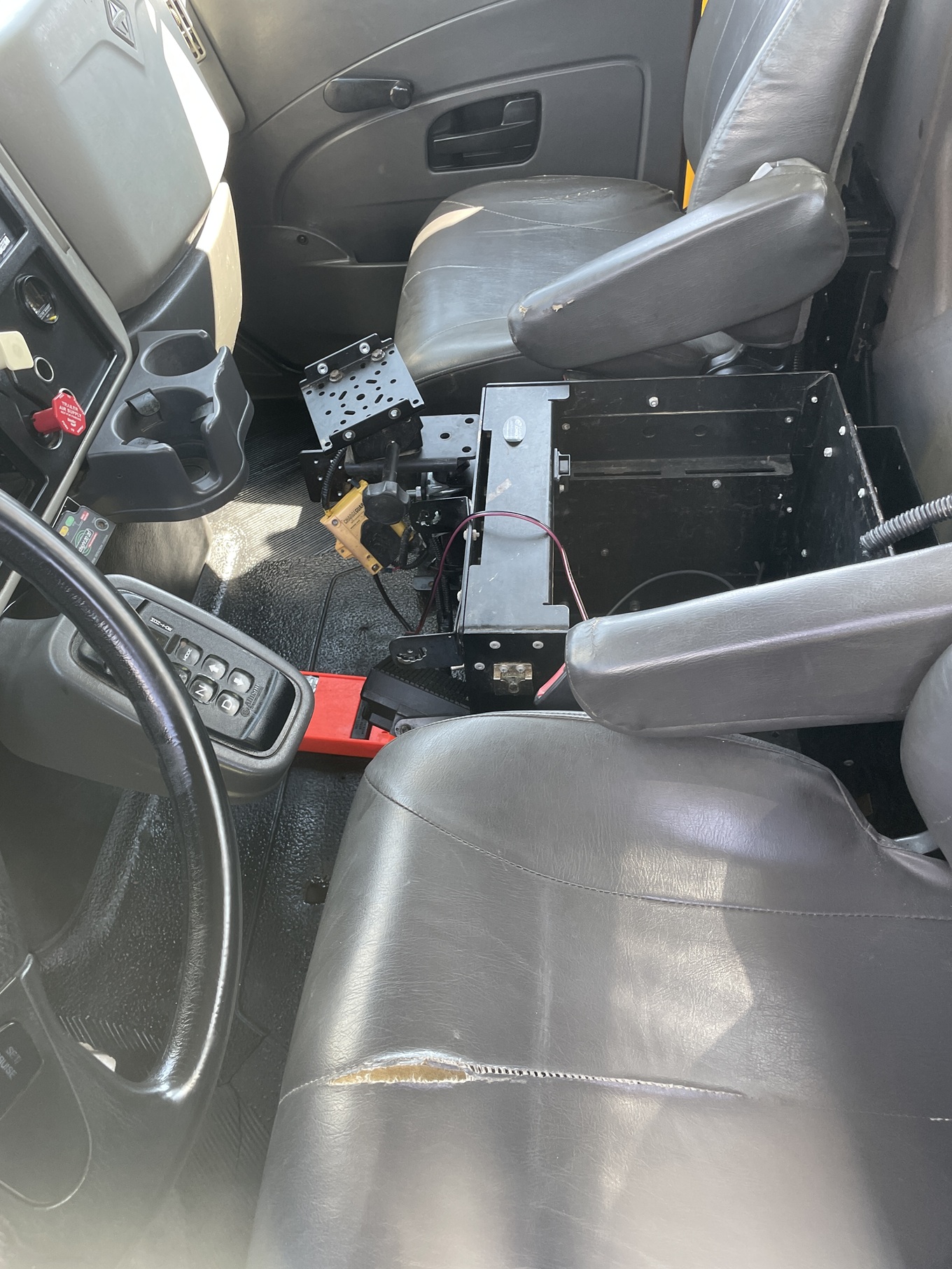 2013 INTERNATIONAL 4300 Utility Bucket - view 18 of 51