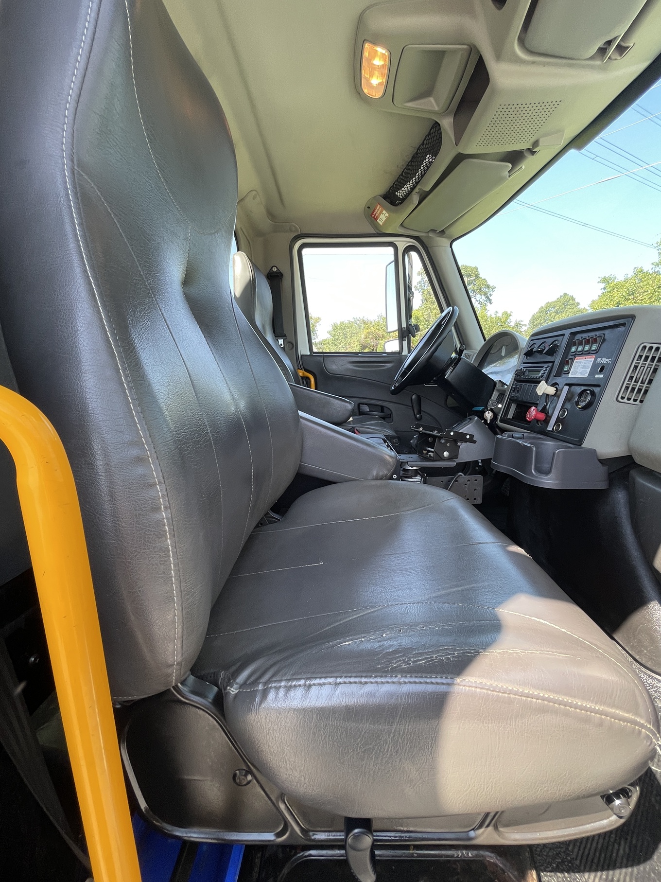 2013 INTERNATIONAL 4300 Utility Bucket - Image 21