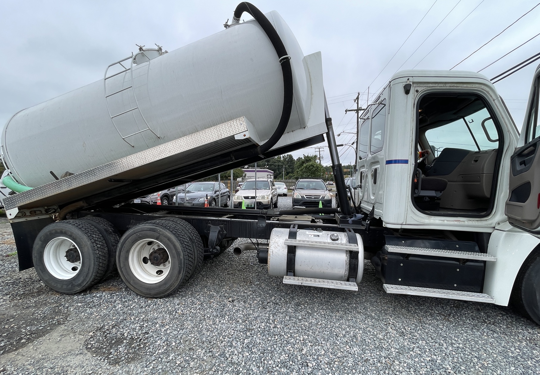 2013 FREIGHTLINER Cascadia Septic Truck - Image 3