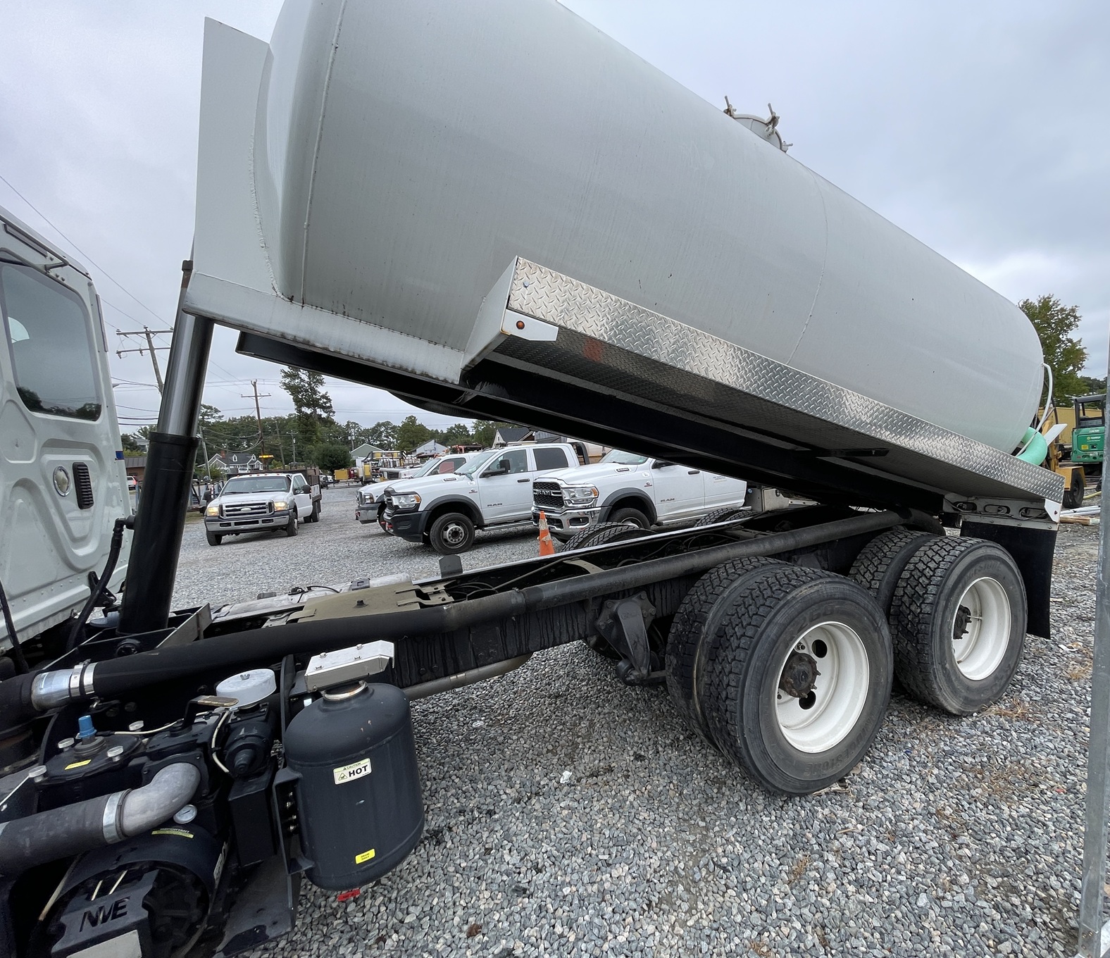 2013 FREIGHTLINER Cascadia Septic Truck - Image 12