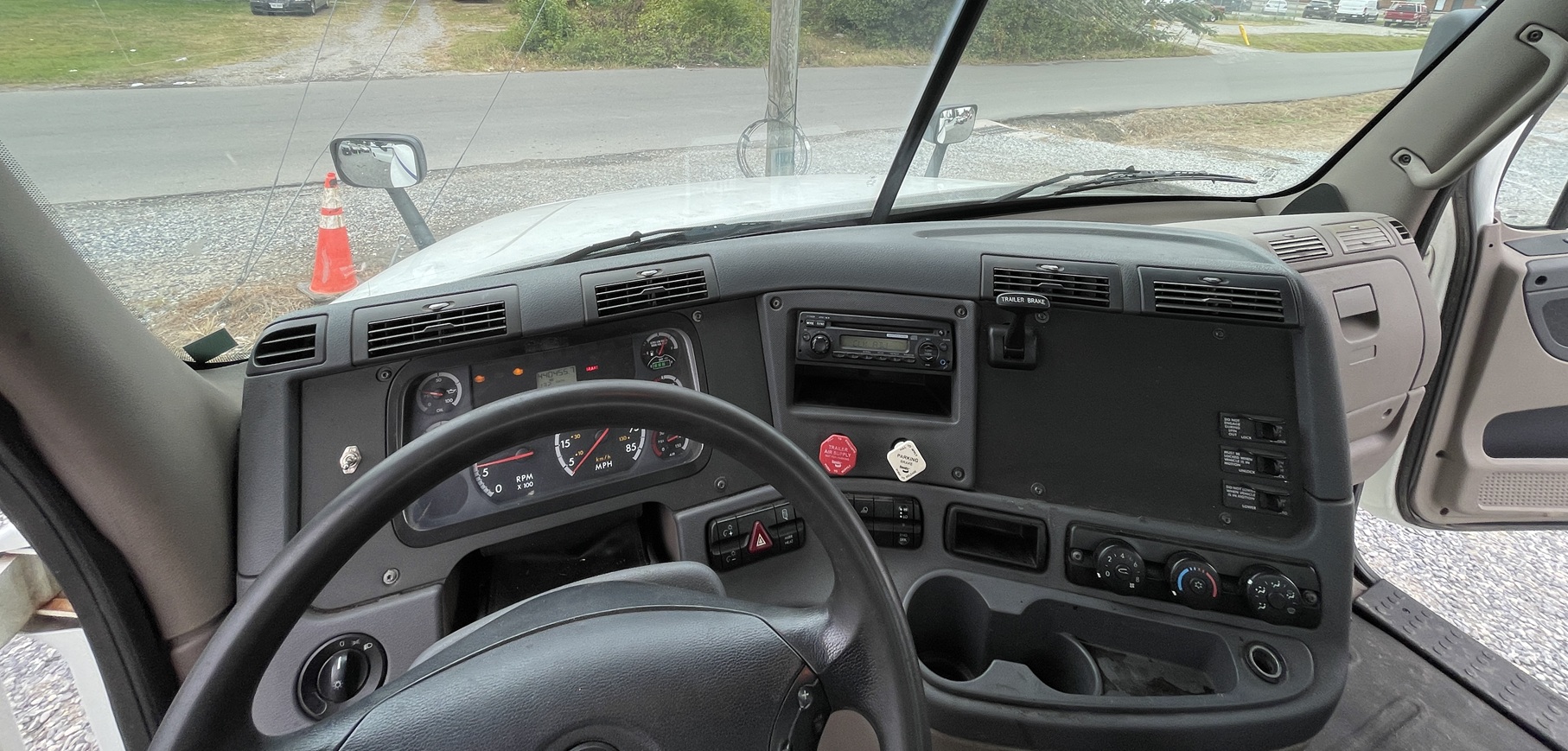 2013 FREIGHTLINER Cascadia Septic Truck - Image 16