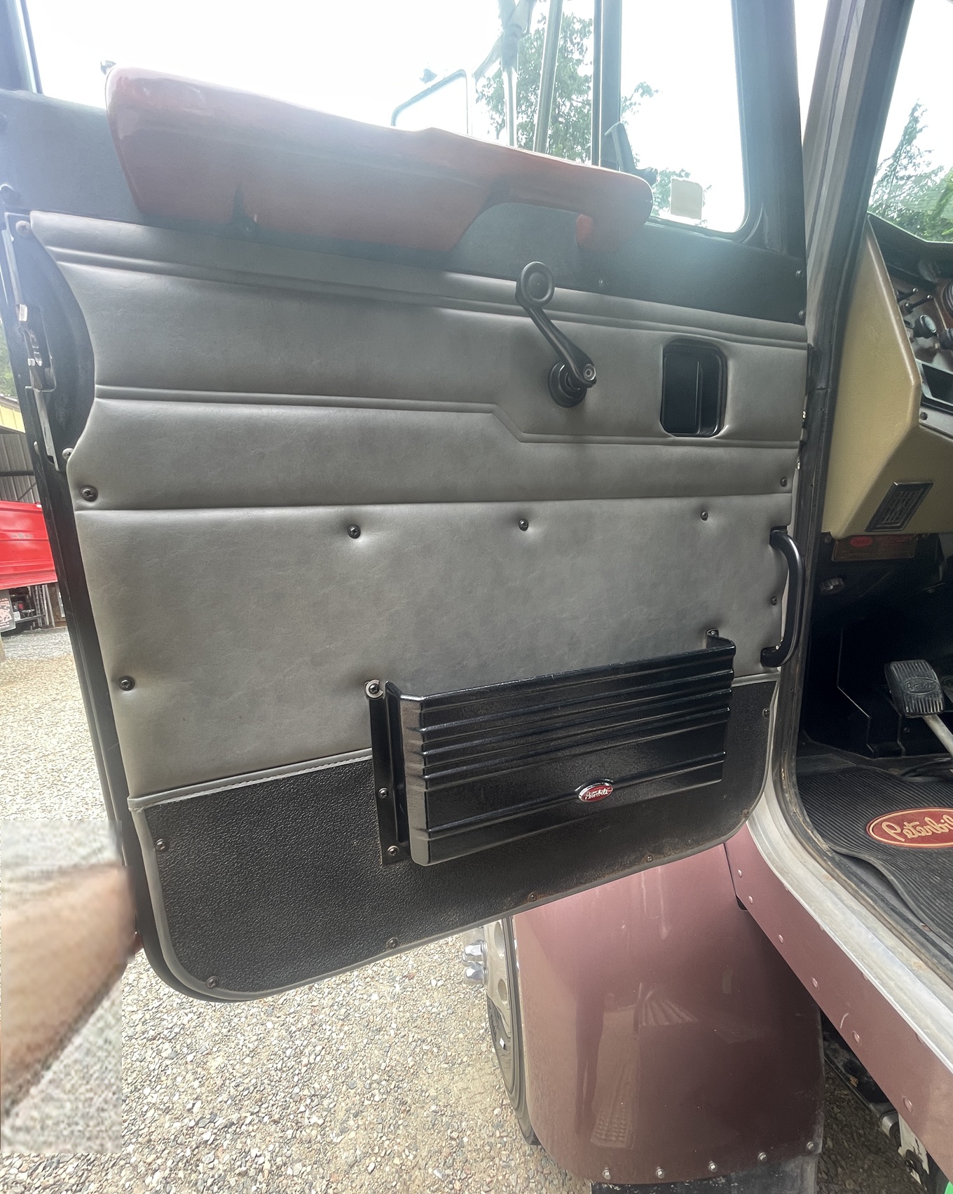 1998 PETERBILT 330 - Image 25