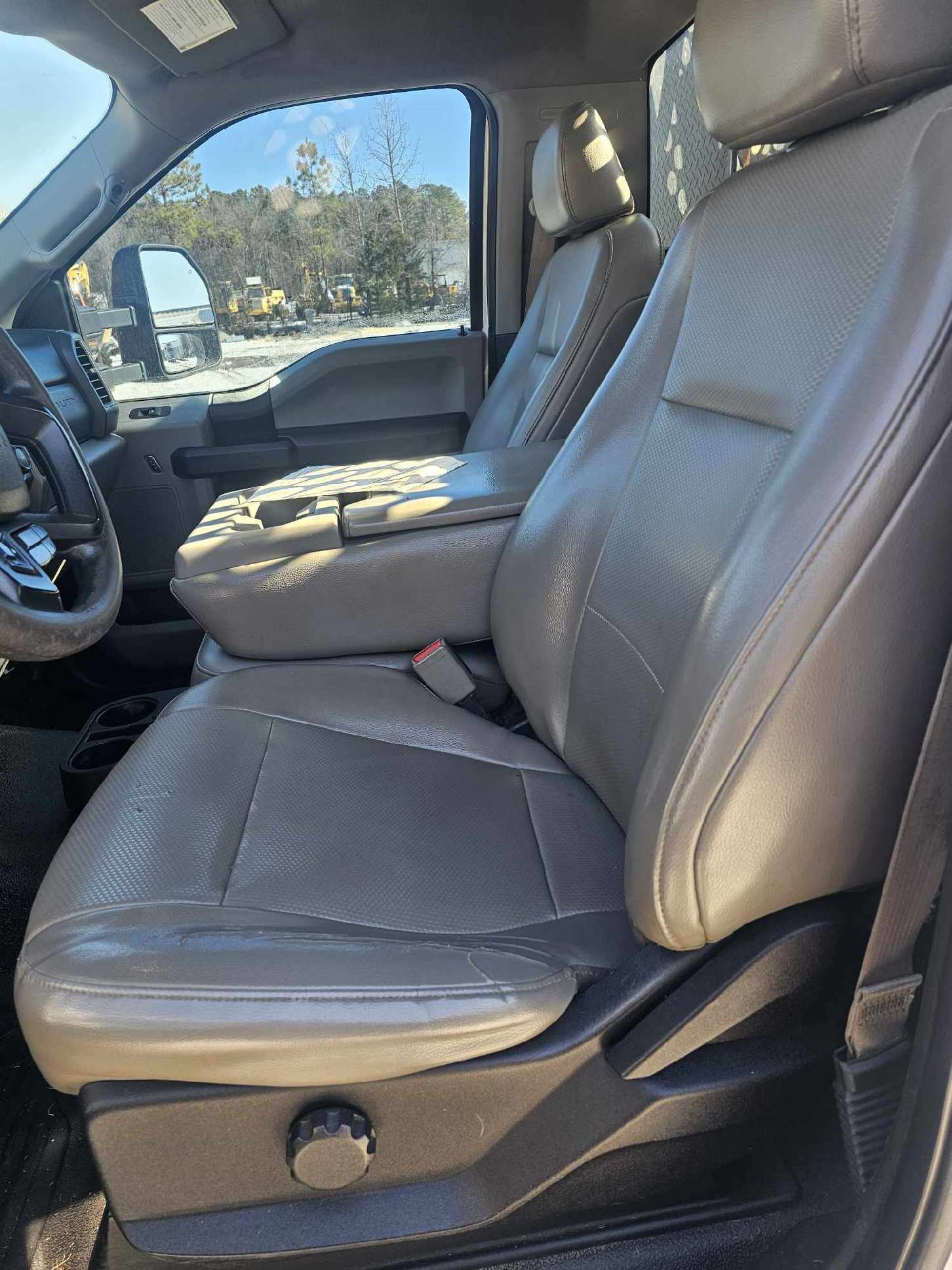 2017 FORD F550 Super Duty Service Truck - view 5 of 26