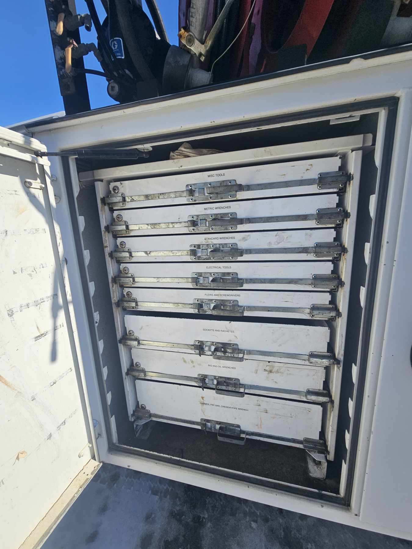 2017 FORD F550 Super Duty Service Truck - view 18 of 26