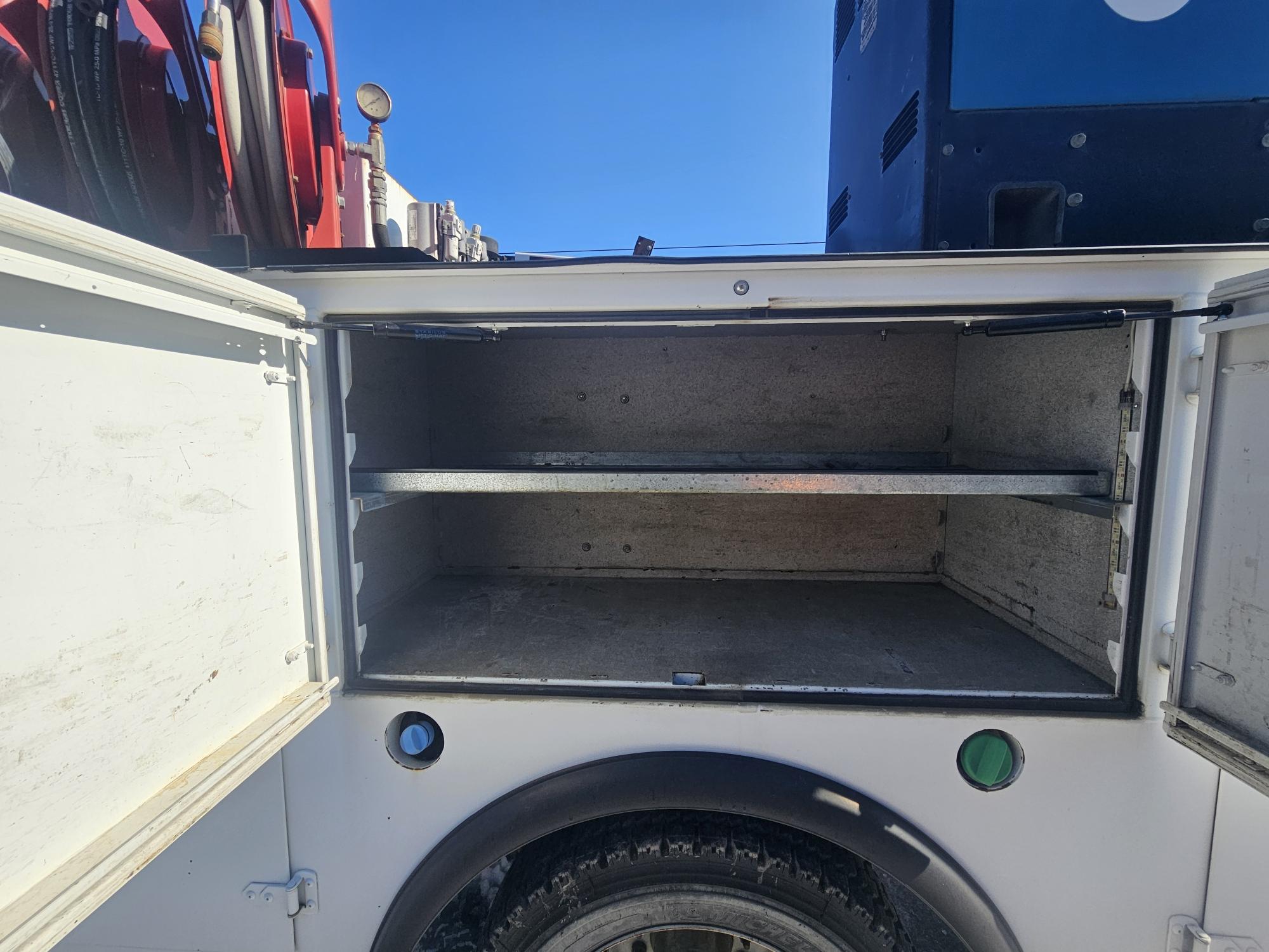 2017 FORD F550 Super Duty Service Truck - view 17 of 26