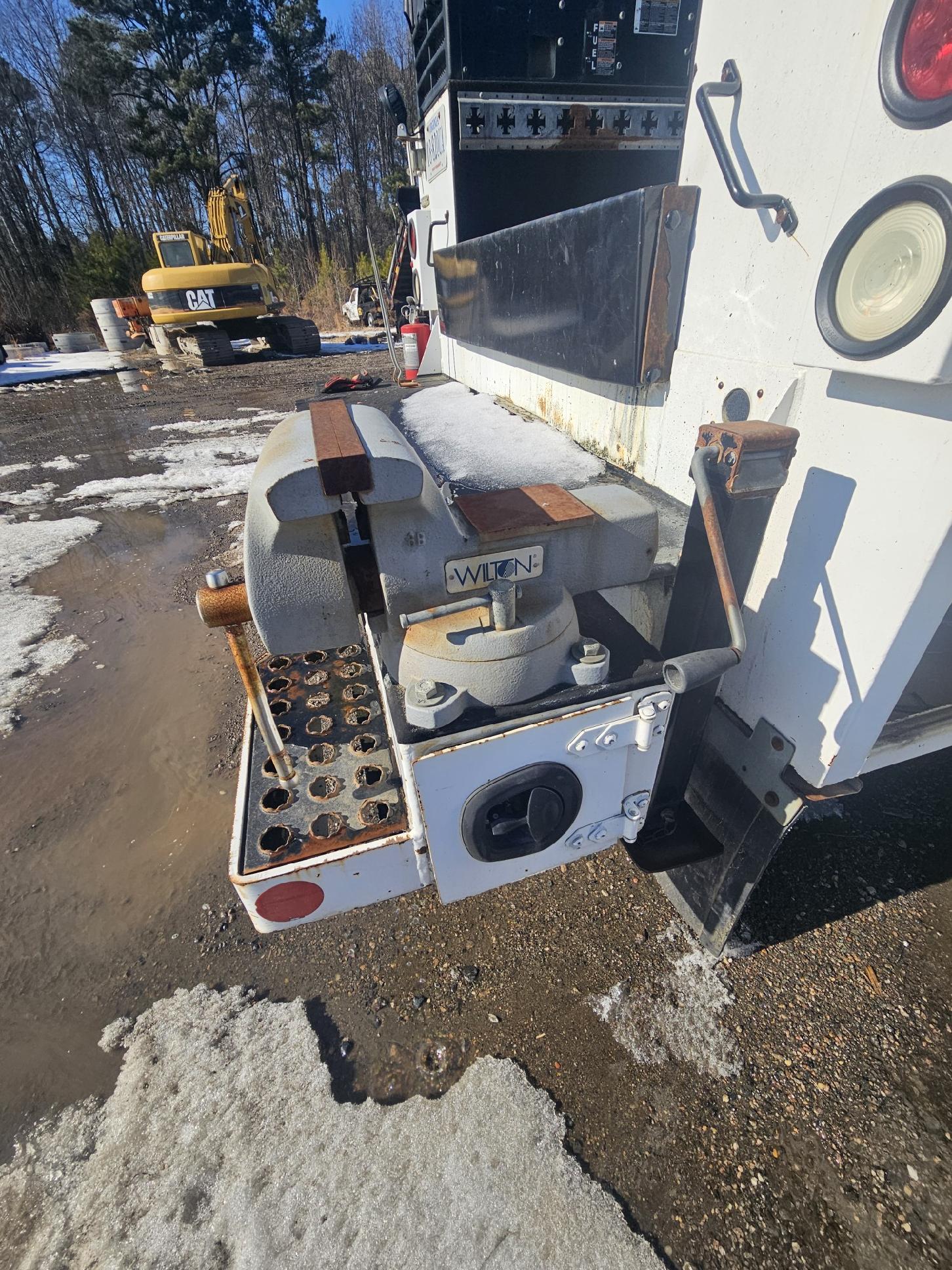 2017 FORD F550 Super Duty Service Truck - view 3 of 26