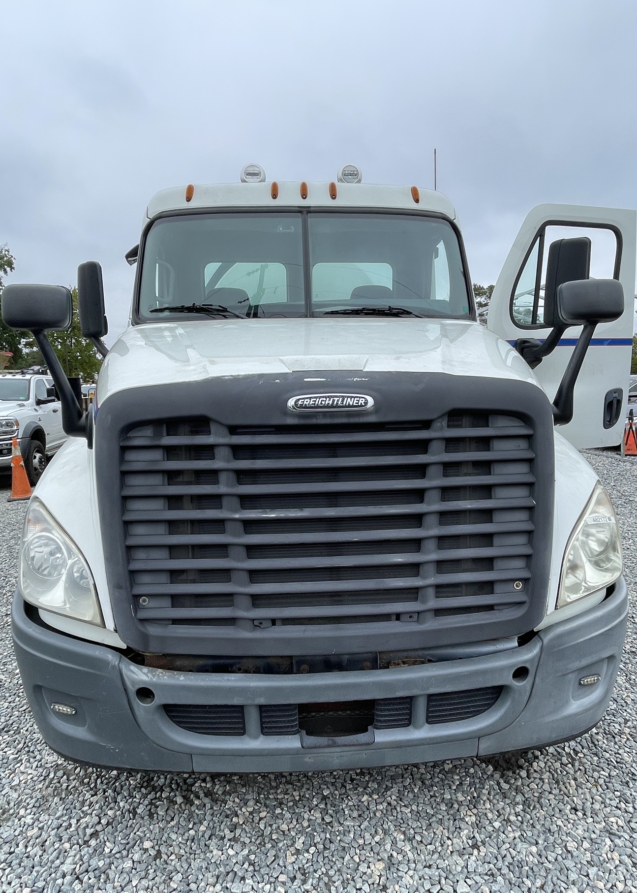 2013 FREIGHTLINER Cascadia Vacuum - Image 4