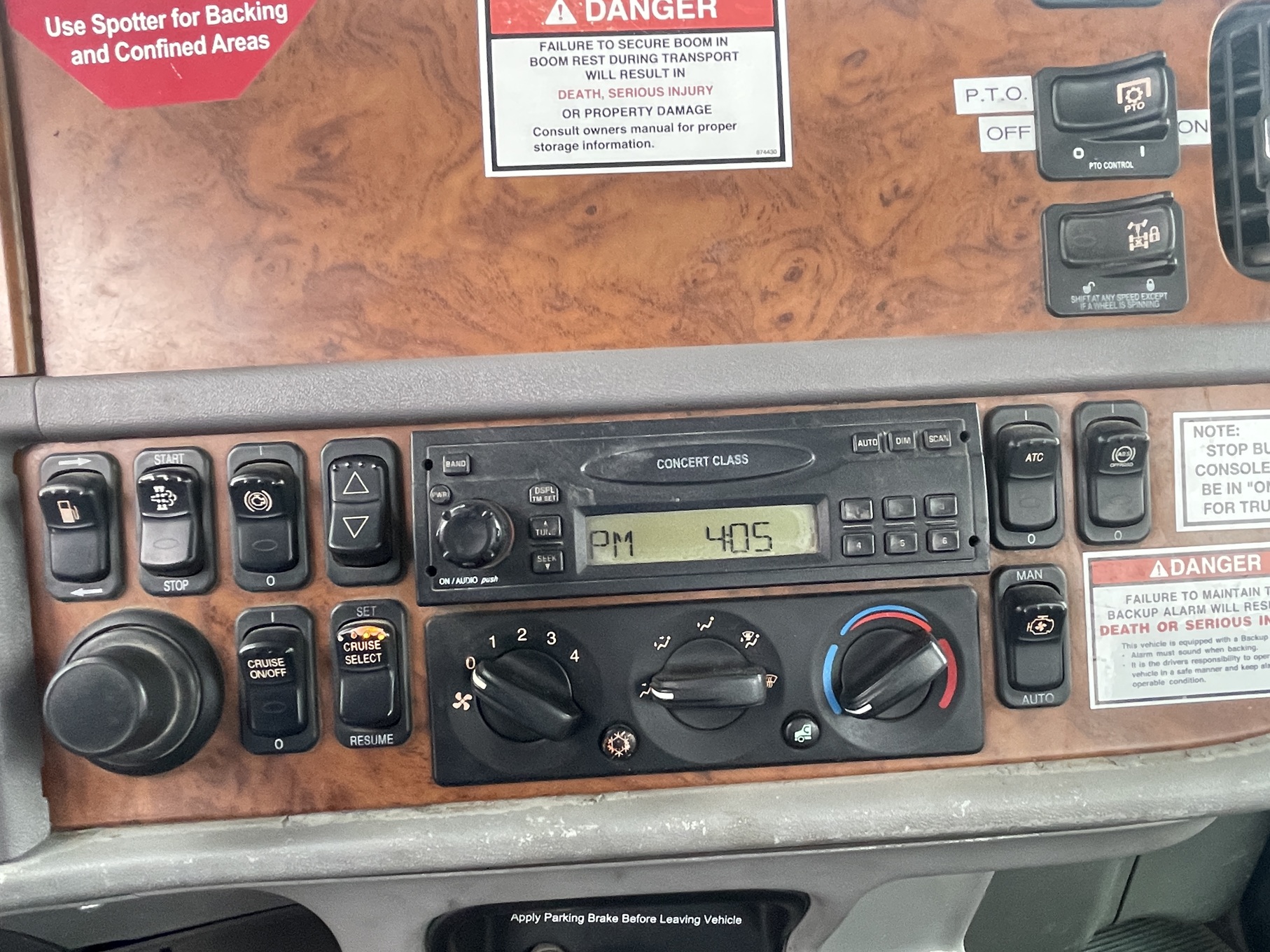 2008 PETERBILT 365 Crane - Image 17