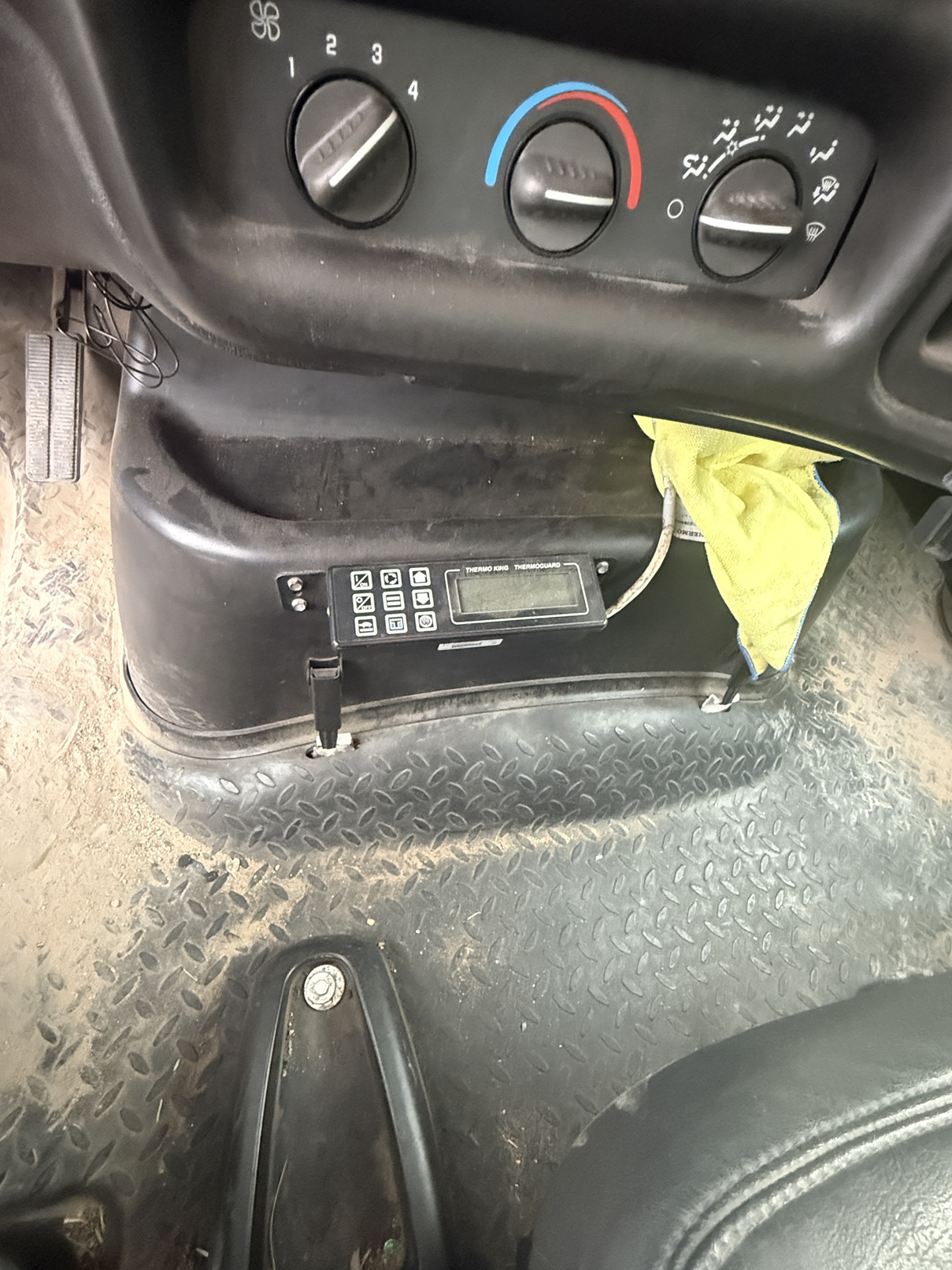 2006 GMC 6500 - Image 25