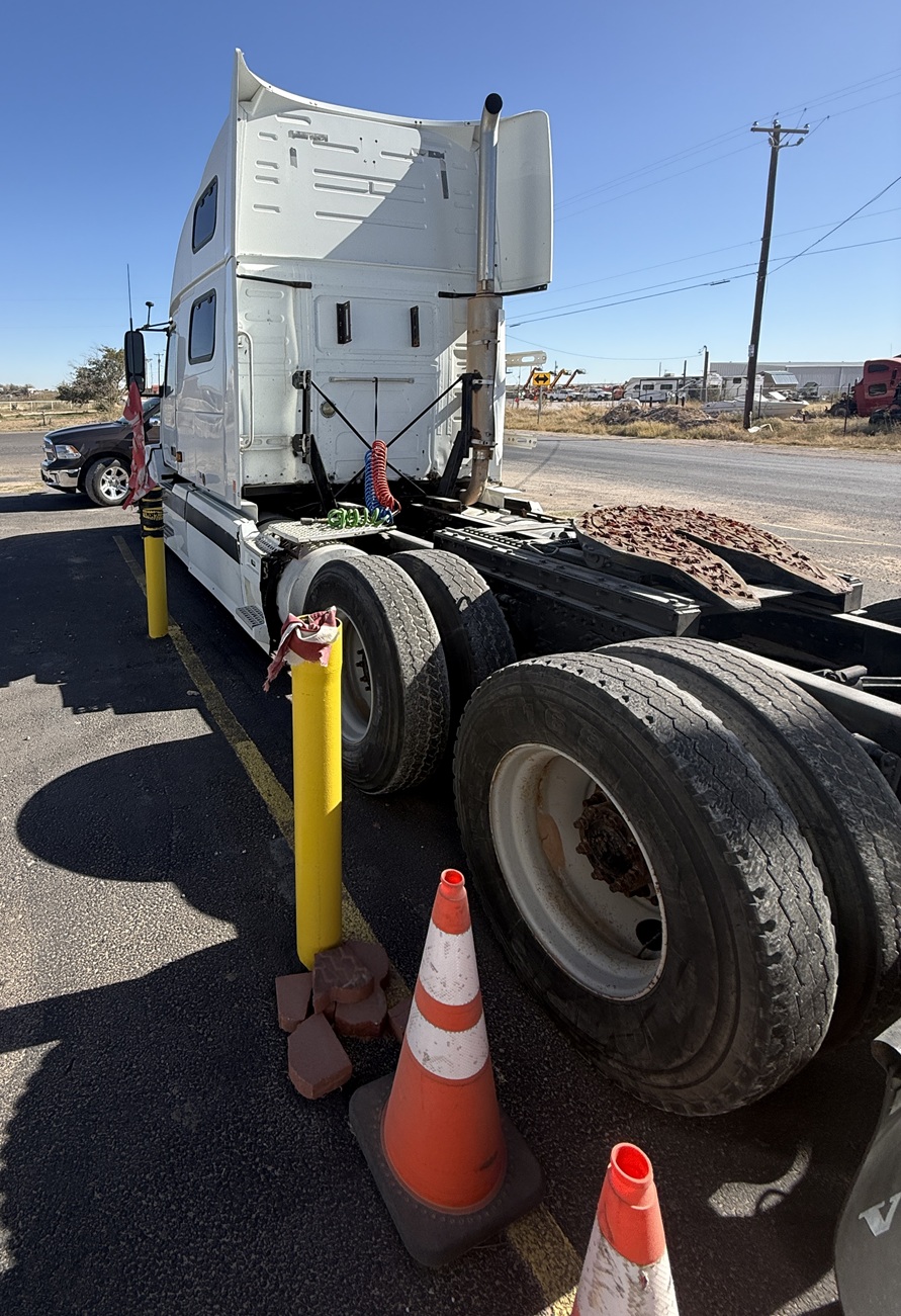 2005 VOLVO VNL 64T670 - view 8 of 27