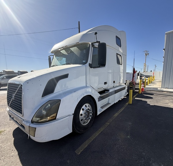 2005 VOLVO VNL 64T670