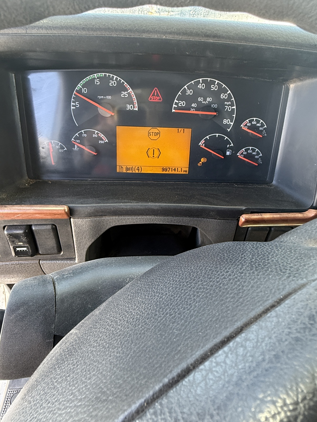 2005 VOLVO VNL 64T670 - Image 18