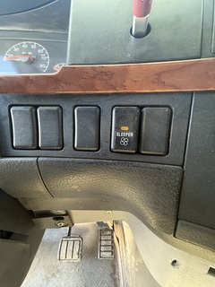 2005 VOLVO VNL 64T670 - Image 21