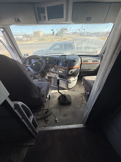 2005 VOLVO VNL 64T670 - Image 26