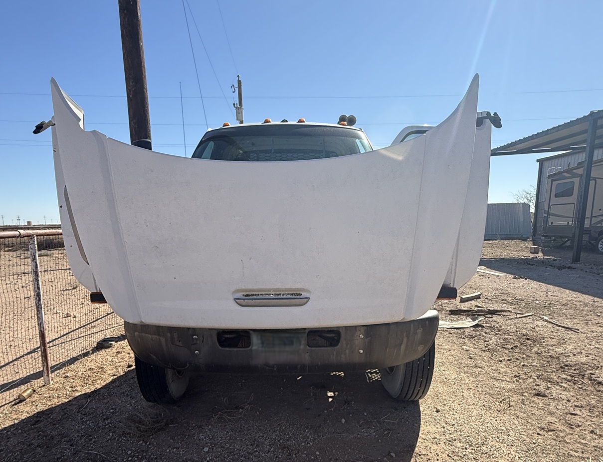 2004 CHEVROLET C8500 - Image 4