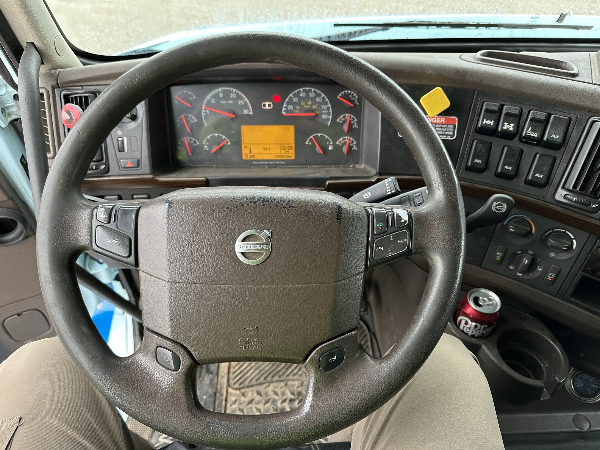 2017 VOLVO VNX84T630 - Image 10