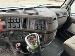2017 VOLVO VNX84T630 - Image 11