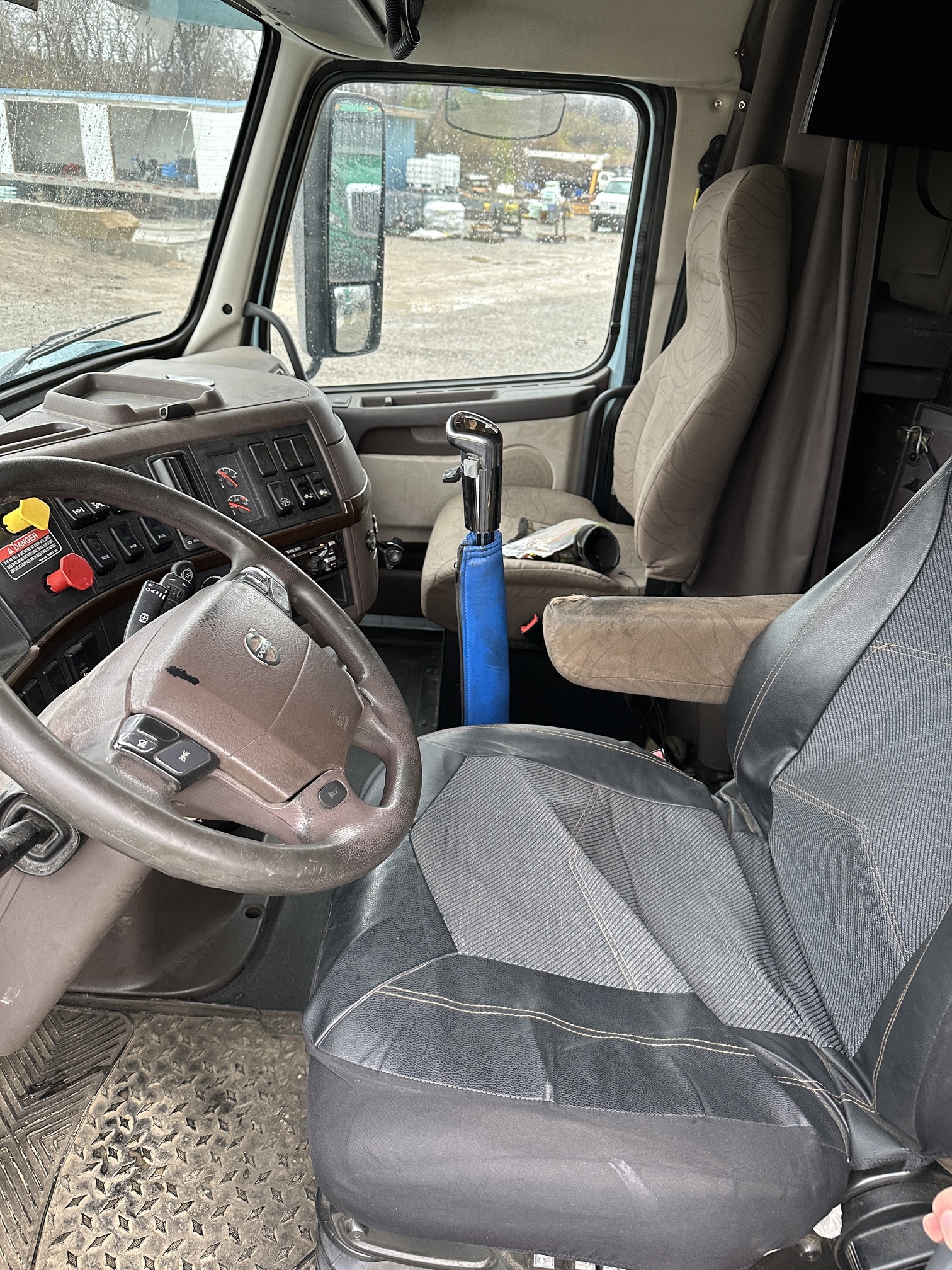 2017 VOLVO VNX84T630 - Image 14